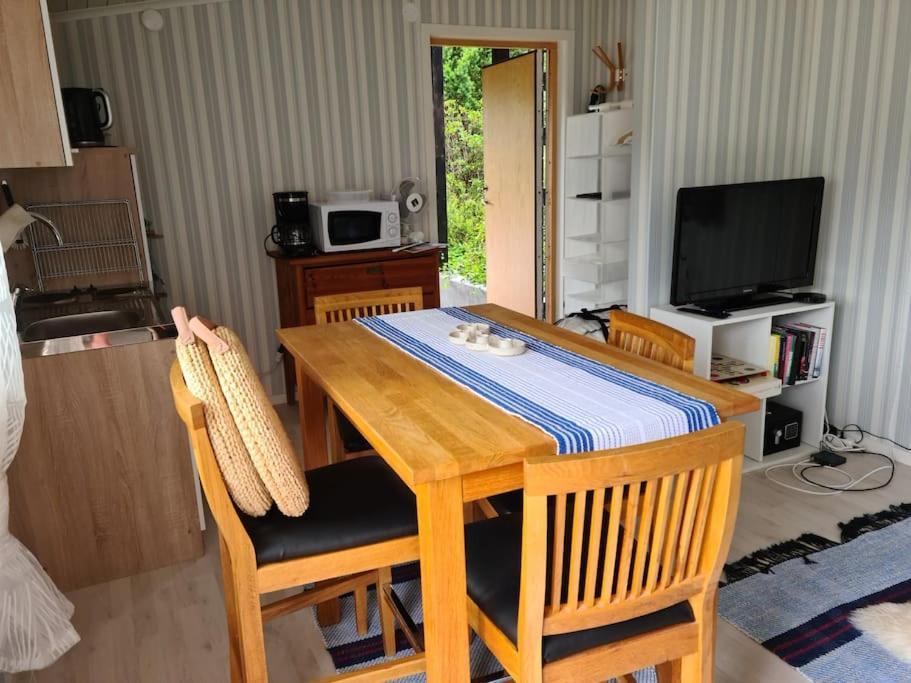 Foertjusande Gaesthus Med Parkering Fjallbacka Bagian luar foto